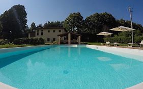 CASALE LA FATA -tipico toscano immerso nelle colline tra Lucca e Versilia, 6 appartamenti indipendenti