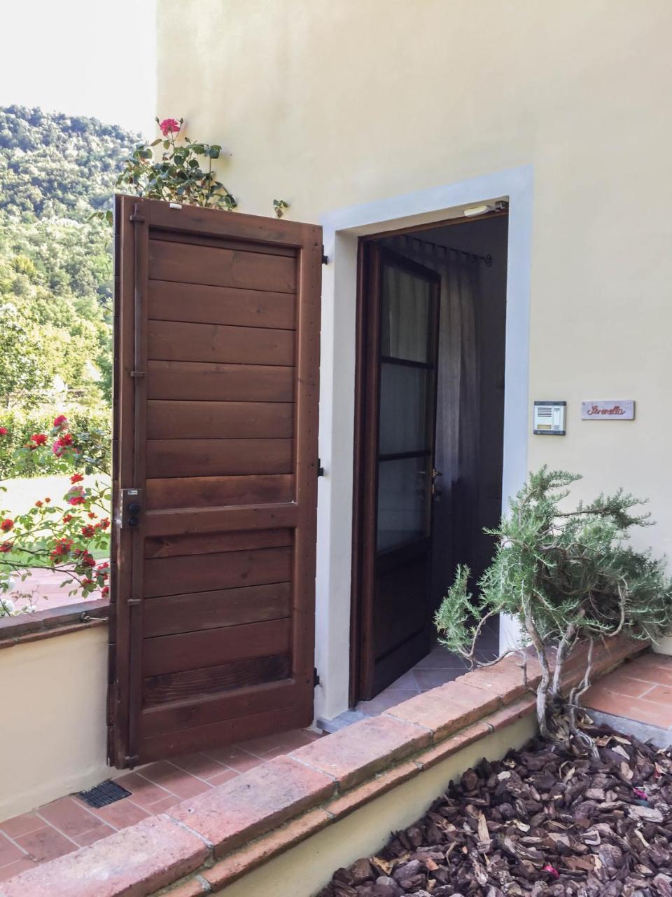 CASALE LA FATA -tipico toscano immerso nelle colline tra Lucca e Versilia, 6 appartamenti indipendenti Camaiore Esterno foto