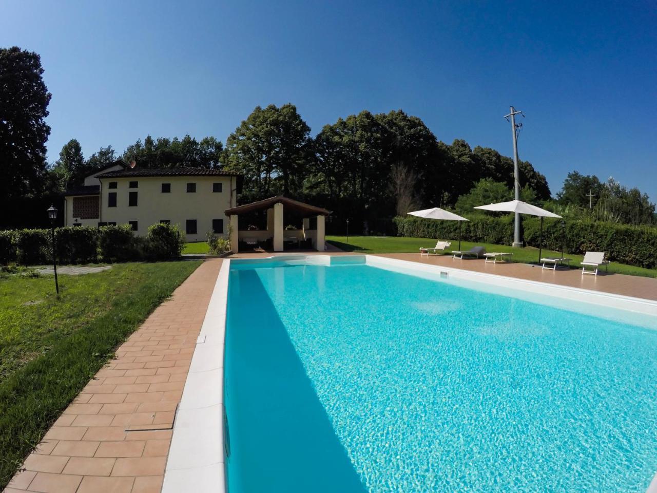 CASALE LA FATA -tipico toscano immerso nelle colline tra Lucca e Versilia, 6 appartamenti indipendenti Camaiore Esterno foto