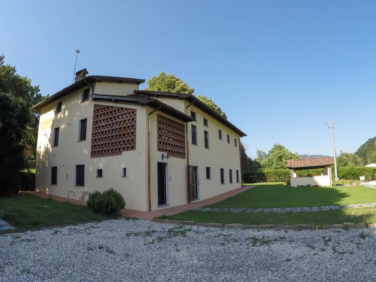 CASALE LA FATA -tipico toscano immerso nelle colline tra Lucca e Versilia, 6 appartamenti indipendenti Camaiore Esterno foto