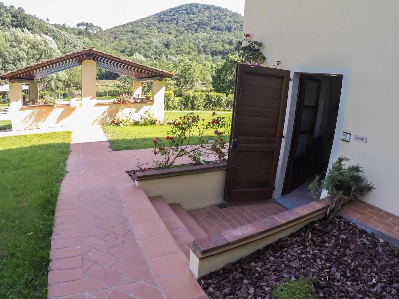CASALE LA FATA -tipico toscano immerso nelle colline tra Lucca e Versilia, 6 appartamenti indipendenti Camaiore Esterno foto