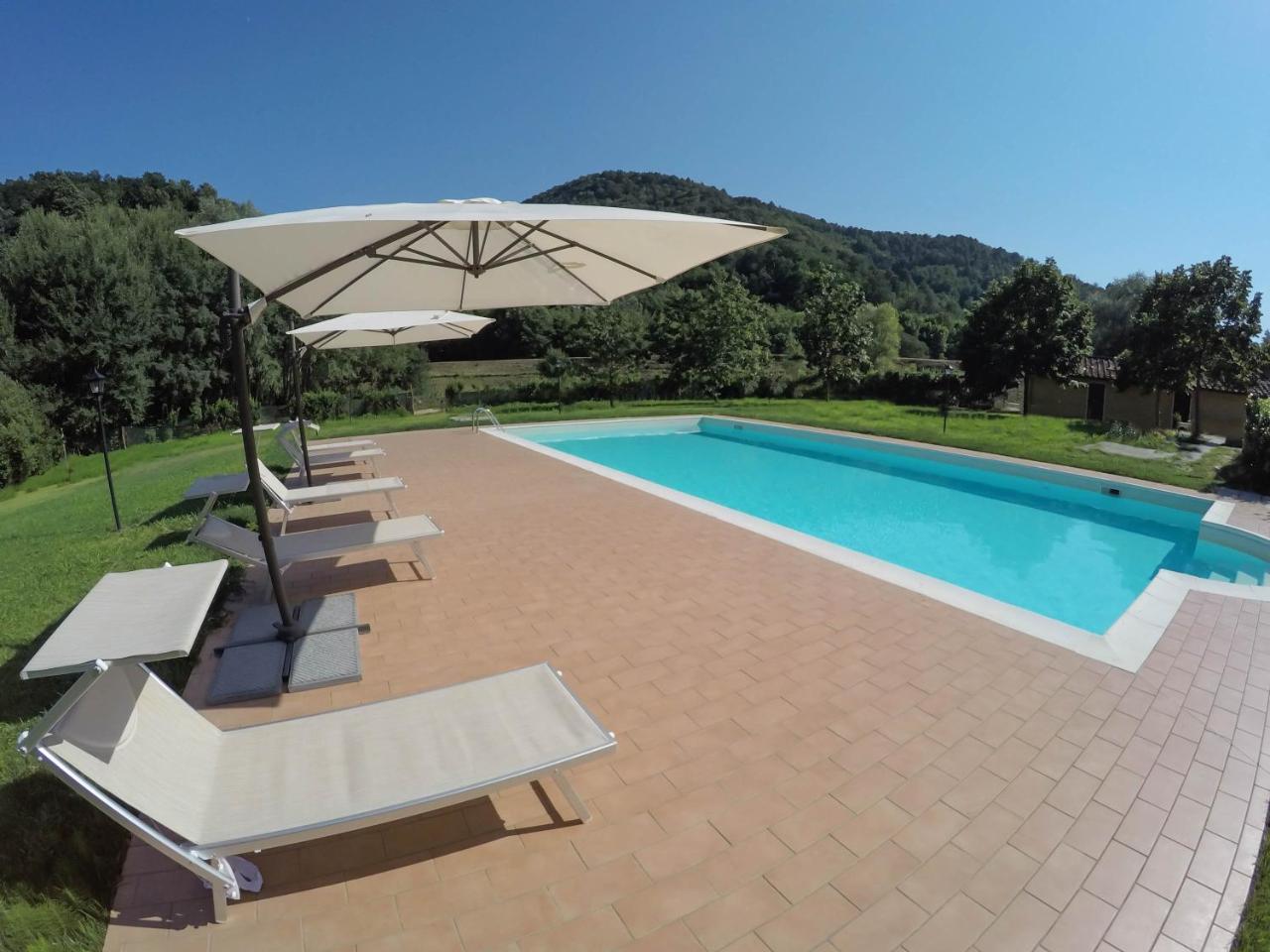 CASALE LA FATA -tipico toscano immerso nelle colline tra Lucca e Versilia, 6 appartamenti indipendenti Camaiore Esterno foto